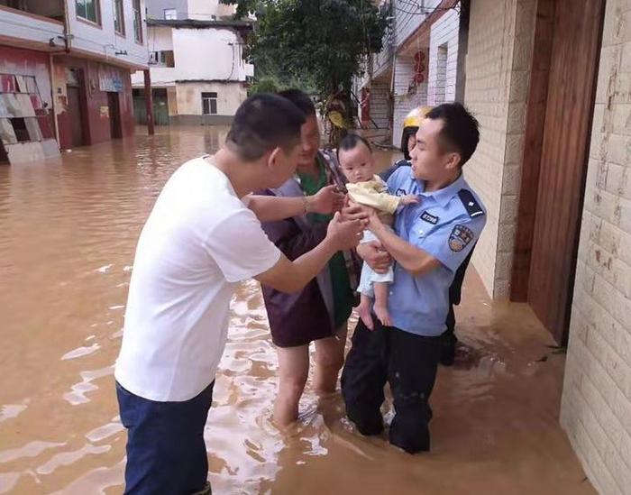 告急！这里洪水没过二楼，红色预警，各方正紧急救援！众志成城，赣州加油！