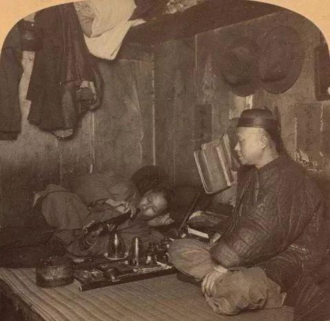 百年美国旧金山鸦片烟馆老照片：那些与华人一起吸鸦片的白人洋妞