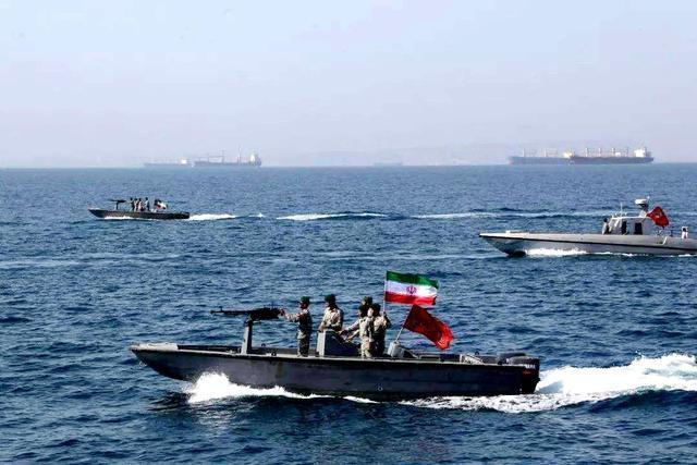 5艘快艇围向英国油轮，皇家海军鸣枪示意，伊朗：我们有仇必报