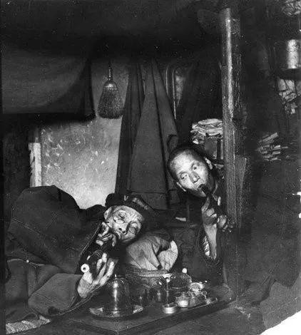 百年美国旧金山鸦片烟馆老照片：那些与华人一起吸鸦片的白人洋妞
