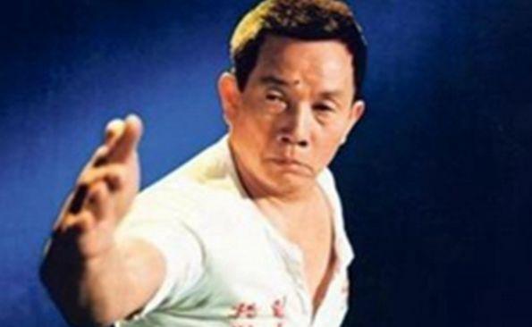 他是香港武术之最，成龙和洪金宝都曾被他打伤，李连杰与他闹翻