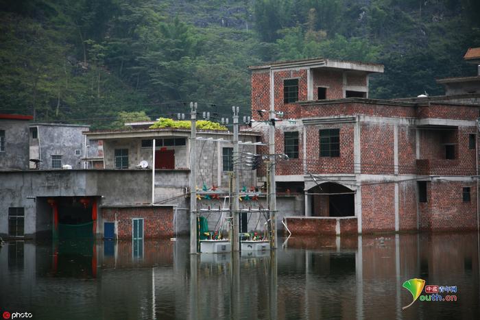 广西一山村遭地下水返涌成“威尼斯水村” 房屋成孤岛村民被困一个月