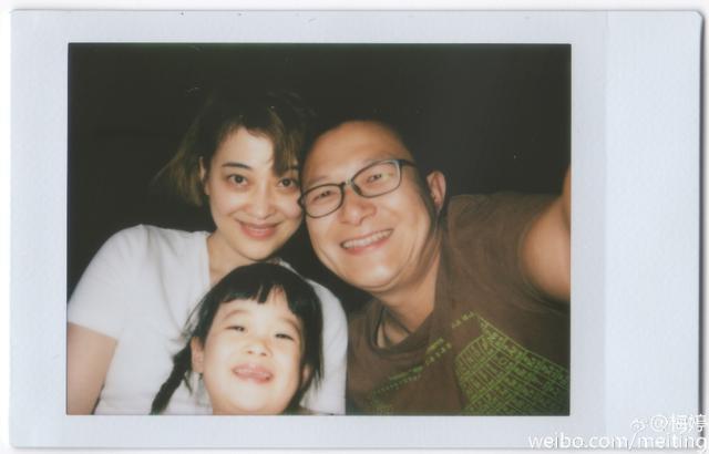 梅婷微博晒自己素颜与老公女儿合影照，一家人都活泼热情，幸福