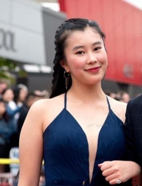 曝杨子17岁女儿近照！留学哈佛生活滋润，打扮比继母黄圣依还老气