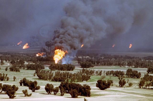 科威特油田大火：伊拉克军队点燃700口油井，烧掉10亿桶原油