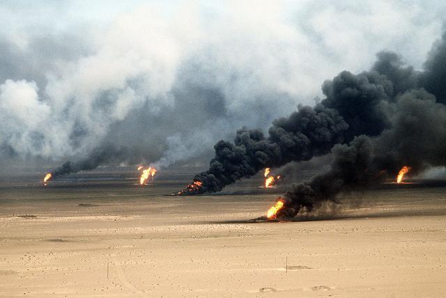科威特油田大火：伊拉克军队点燃700口油井，烧掉10亿桶原油