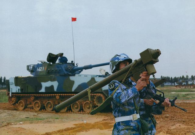 单兵导弹时代来临，中国战士一人能带六枚，无人机狙击手都跑不了