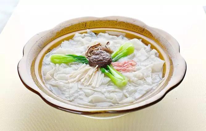 温州有一道著名的特色菜，叫“三丝敲鱼”，是温州人从小吃到大的
