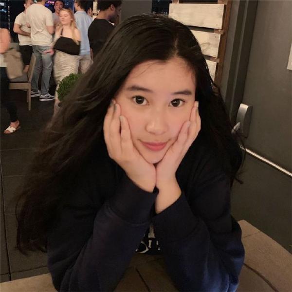 曝杨子17岁女儿近照！留学哈佛生活滋润，打扮比继母黄圣依还老气