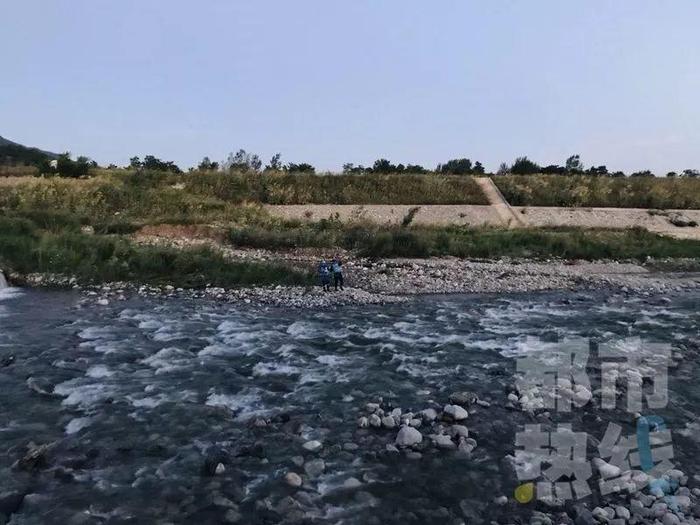 西安4岁男童灞河边捞鱼落水，父亲救子两人均不幸溺水身亡