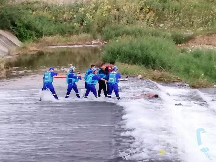 西安4岁男童灞河边捞鱼落水，父亲救子两人均不幸溺水身亡