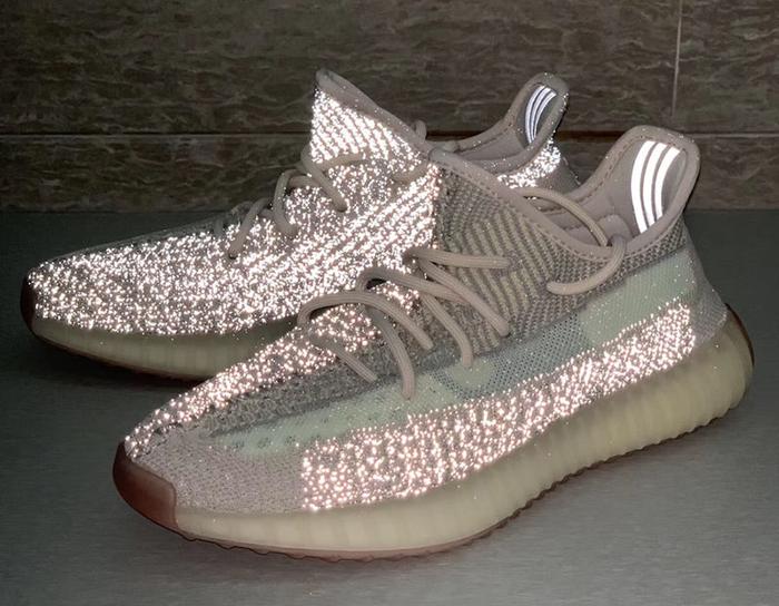 最独特的「满天星」！Yeezy 350 V2 ＂Citrin Reflective＂ 实物曝光！