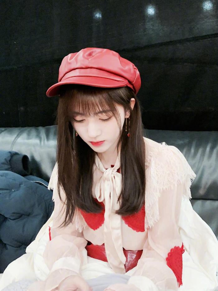 精致小巧代表鞠婧祎，红色连衣裙搭配红色八角帽，玩转色彩搭配