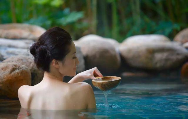 日本男女共浴令人尴尬，假如女游客去日本泡温泉，该怎样保护隐私