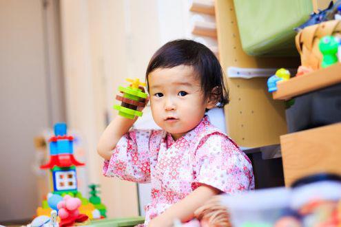 夫妻同房被孩子撞见不要慌，避开这两种回答，正确引导孩子性教育