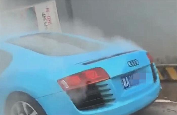 继兰博基尼自燃后，奥迪R8也来了，车价270万，水箱炸开车尾冒烟