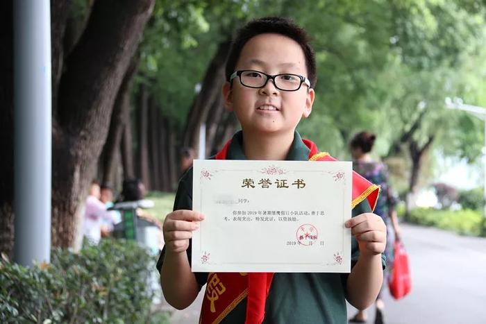 雏鹰假日丨芳草园小学七色光雏鹰探索小队出发！检水质，赏荷花，学垃圾分类 实践脚步不停~