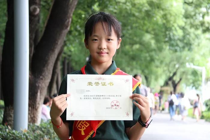 雏鹰假日丨芳草园小学七色光雏鹰探索小队出发！检水质，赏荷花，学垃圾分类 实践脚步不停~