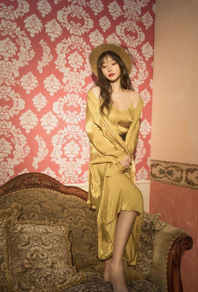柳岩穿金色吊带睡衣拍写真，38岁的她展现成熟女性的魅力
