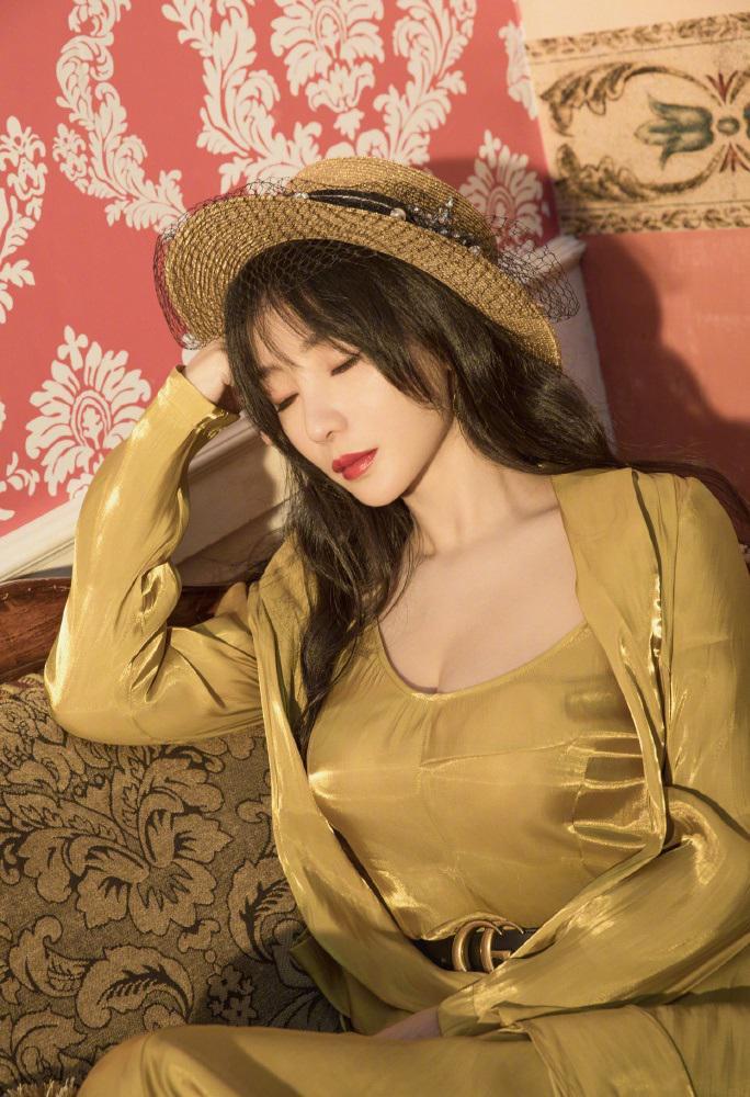 柳岩穿金色吊带睡衣拍写真，38岁的她展现成熟女性的魅力