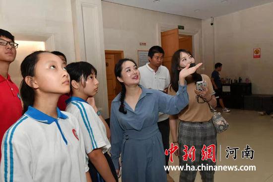 郑州希望工程邀留守儿童观看舞台剧《杜甫》