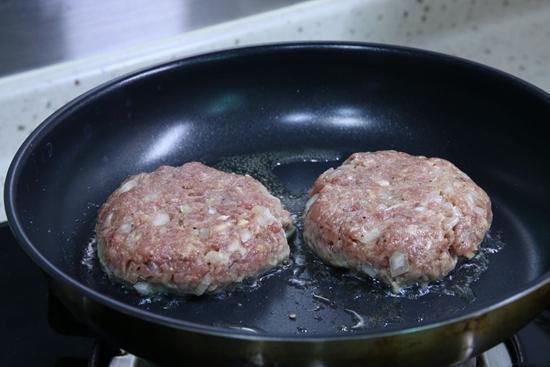 「简易西餐」香煎汉堡牛扒