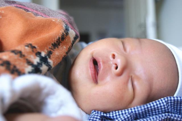 3种睡姿会让宝宝越睡越不健康，还有可能变丑，家长需要及时纠正