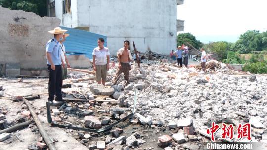 广西岑溪一民房发生燃爆 楼房坍塌7人受伤
