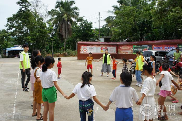 海南医学院在乐东县开展文化扶贫主题实践教育活动