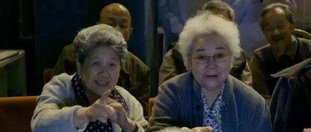 《芳华》VS《战狼2》，老年人去电影院会选择谁？|老年观众调查