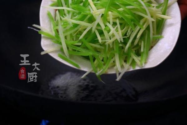 夏天必吃的清凉小炒——土豆丝炒莴笋洋葱，分分钟就能学会