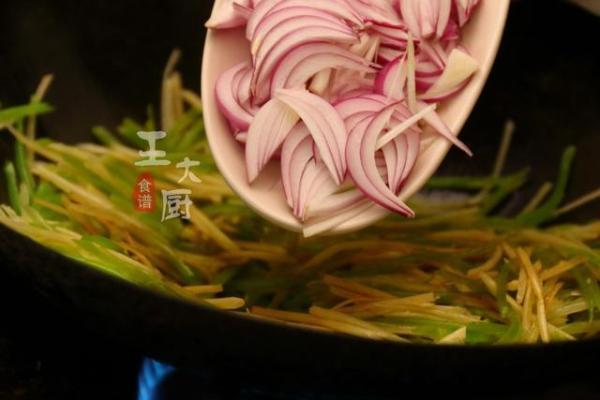 夏天必吃的清凉小炒——土豆丝炒莴笋洋葱，分分钟就能学会