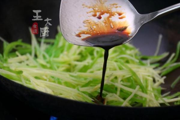 夏天必吃的清凉小炒——土豆丝炒莴笋洋葱，分分钟就能学会