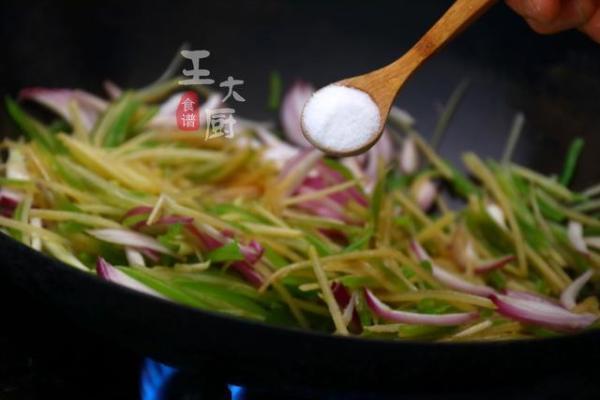 夏天必吃的清凉小炒——土豆丝炒莴笋洋葱，分分钟就能学会