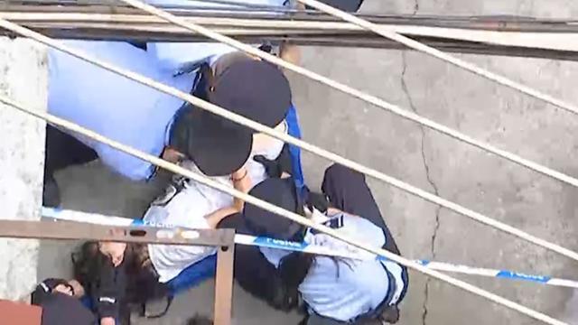 男子霸占前岳父房产赖着不走 妻子装病抗拒执行被法警直接抬下楼