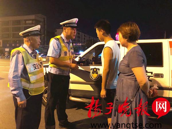 【暖新闻】警摩沿途急寻一辆人力三轮车，有乘客在上面丢了部手机