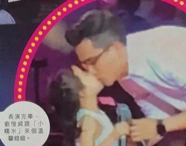 李嘉欣与儿子对嘴亲吻引热议，胡军也曾如此，张亮的说法亮了