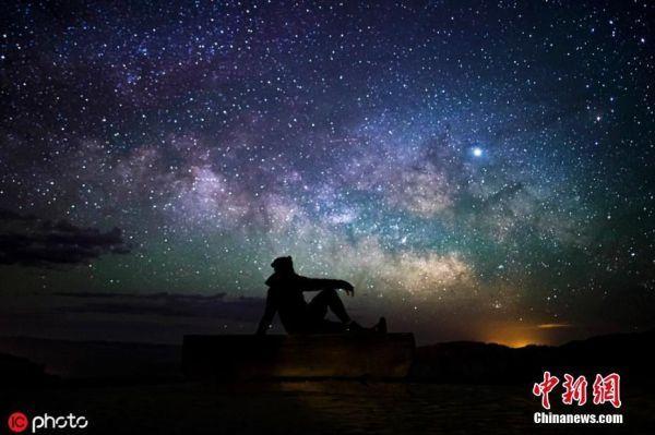 比利时男子在美犹他州露营 意外捕捉流星划过夜空