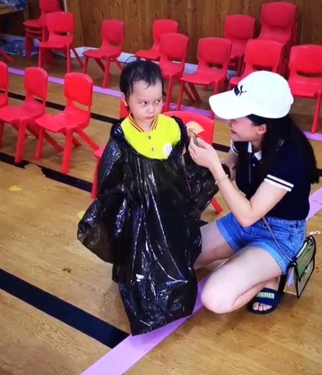 妈妈忘了女儿的亲子活动，宝宝坚持到最后，妈妈赶到时场景太暖心