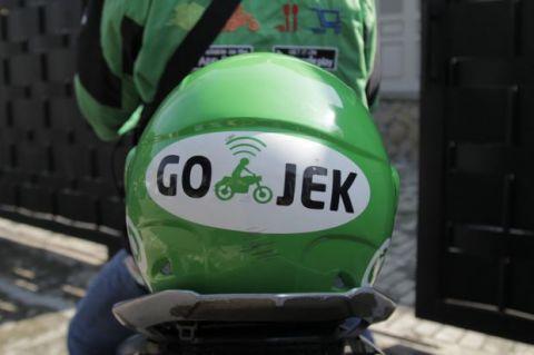 印尼一名Go-Jek司机将外套主动赠与街边赤膊少年 暖心行为受称赞