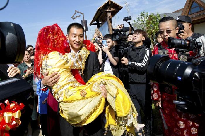 传承中华传统民族文化，一场充满浓厚满族风情文化的婚礼