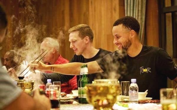 NBA吃货遇上中国美食：库兹马吃100个饺子，字母弟一人吃9桶泡面