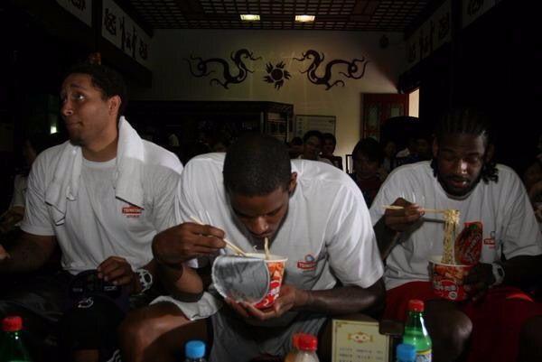 NBA吃货遇上中国美食：库兹马吃100个饺子，字母弟一人吃9桶泡面