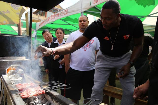 NBA吃货遇上中国美食：库兹马吃100个饺子，字母弟一人吃9桶泡面