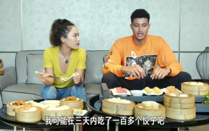 NBA吃货遇上中国美食：库兹马吃100个饺子，字母弟一人吃9桶泡面