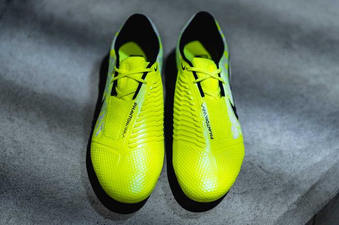 耐克推出Phantom VNM “New Lights” 足球鞋