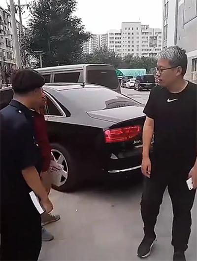 快递小哥把奥迪A8撞了个坑，苦等车主一下午，车主：算了吧