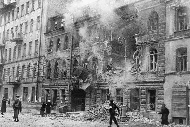 包围列宁格勒的德军最弱，苏军为何首先进攻强大的南方集团军？