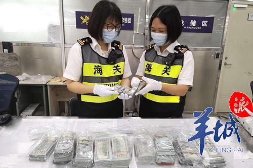 旅客藏匿走私26.43万美元出境被深圳海关截获