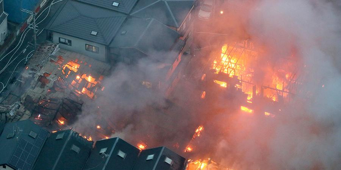 日本大阪一工厂突发大火 火势凶猛烧空屋顶